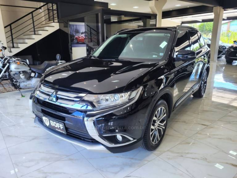 MITSUBISHI - OUTLANDER - 2015/2016 - Preta - R$ 108.900,00