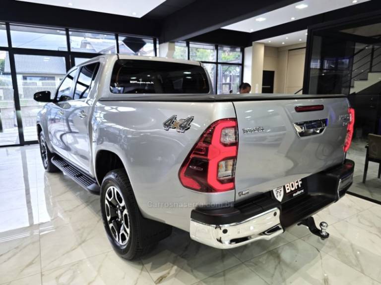 TOYOTA - HILUX - 2023/2023 - Prata - R$ 274.900,00