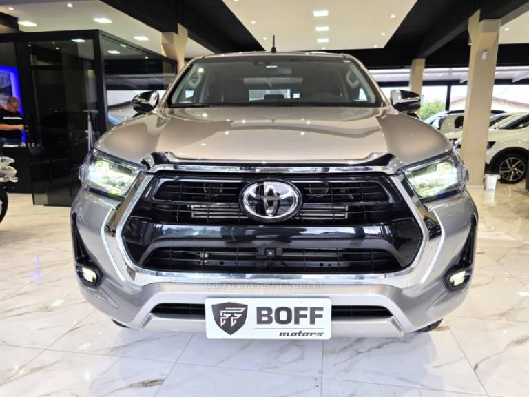 TOYOTA - HILUX - 2023/2023 - Prata - R$ 274.900,00