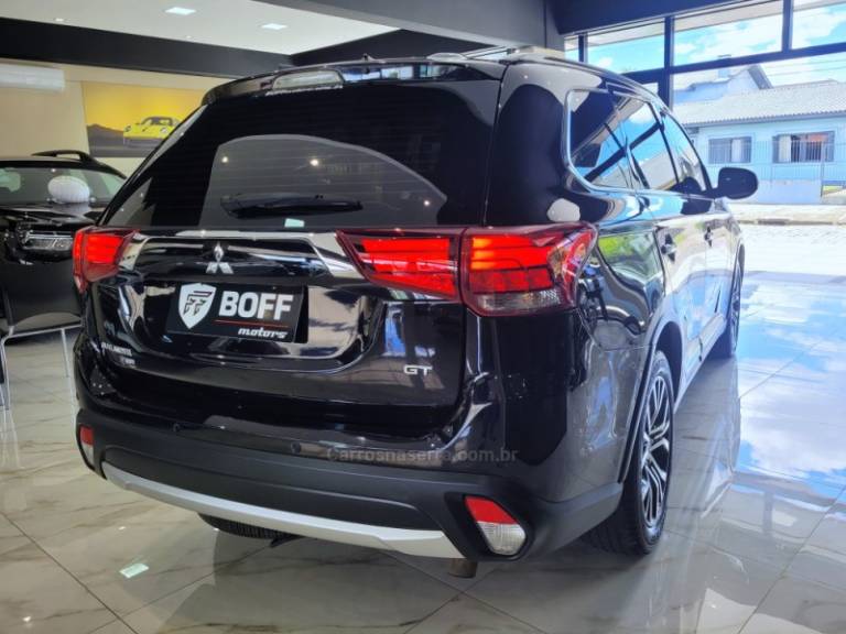 MITSUBISHI - OUTLANDER - 2015/2016 - Preta - R$ 108.900,00