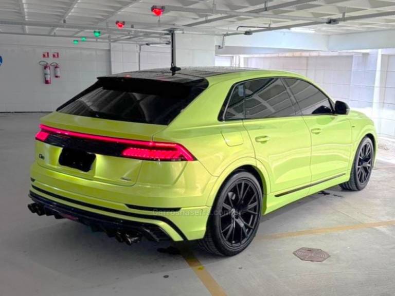 AUDI - Q8 - 2022/2022 - Verde - R$ 546.990,00