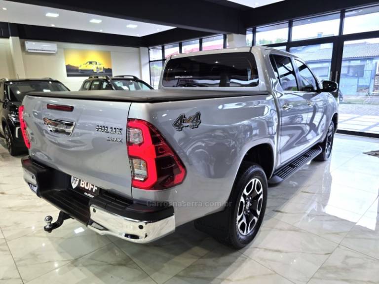 TOYOTA - HILUX - 2023/2023 - Prata - R$ 274.900,00