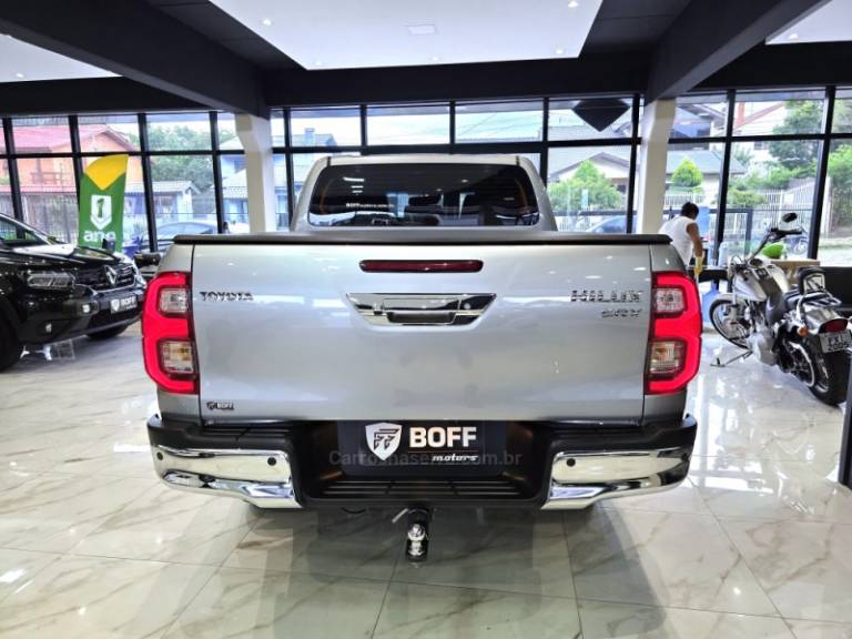 TOYOTA - HILUX - 2023/2023 - Prata - R$ 274.900,00