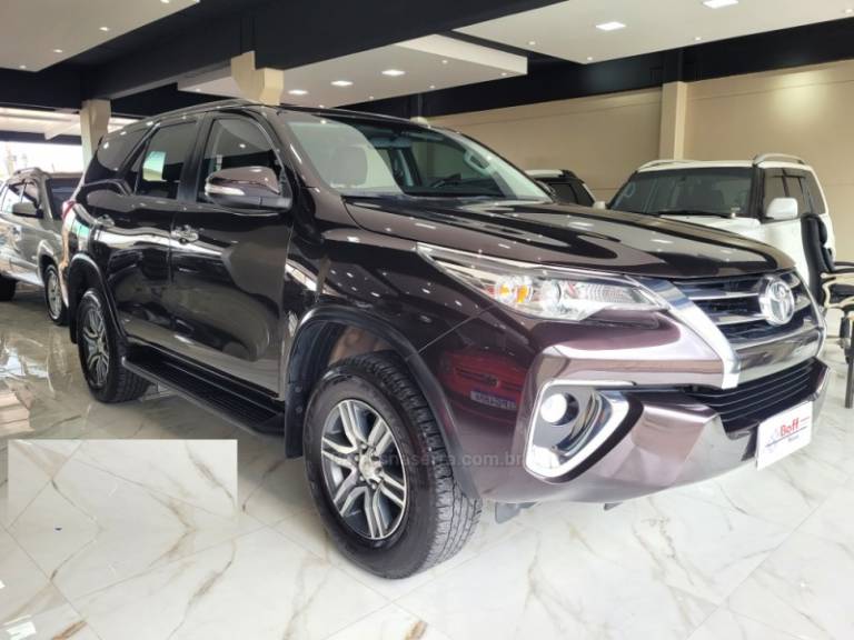 TOYOTA - HILUX SW4 - 2018/2018 - Marrom - R$ 189.900,00