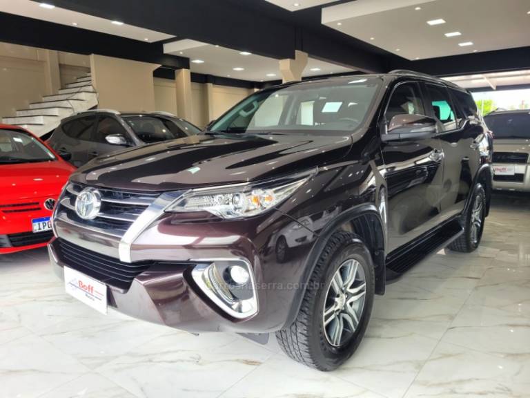 TOYOTA - HILUX SW4 - 2018/2018 - Marrom - R$ 189.900,00