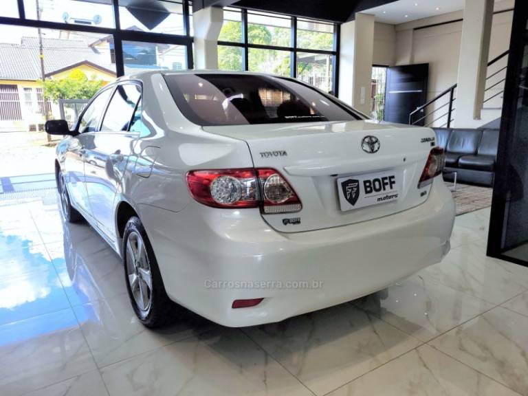 TOYOTA - COROLLA - 2013/2014 - Branca - R$ 73.900,00