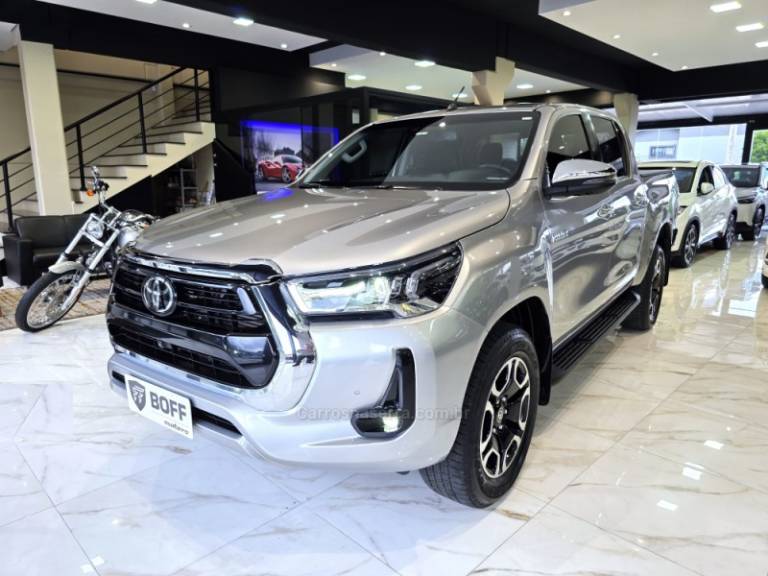 TOYOTA - HILUX - 2023/2023 - Prata - R$ 274.900,00