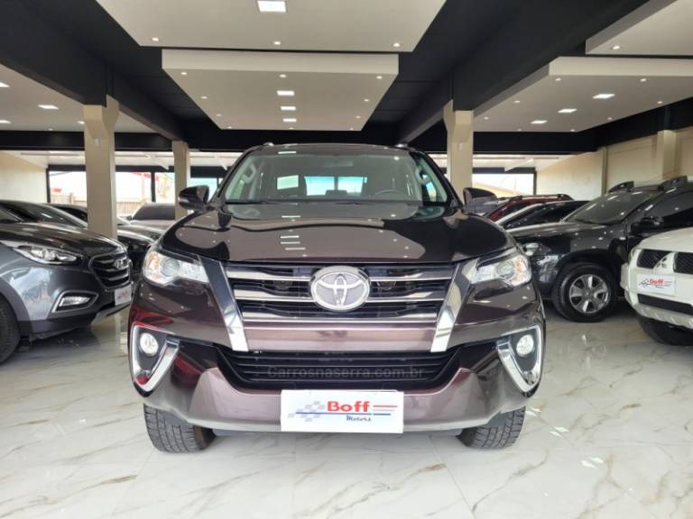 TOYOTA - HILUX SW4 - 2018/2018 - Marrom - R$ 189.900,00