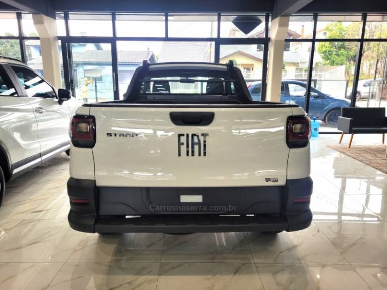 FIAT - STRADA - 2024/2025 - Branca - R$ 105.900,00