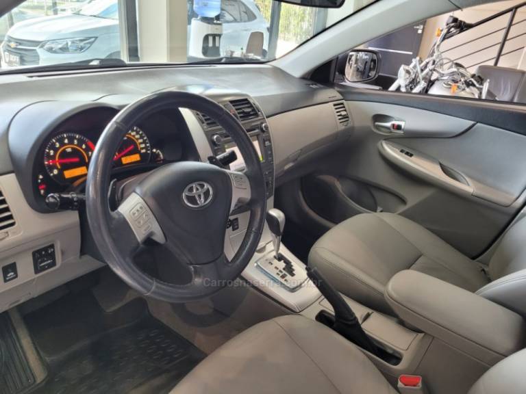 TOYOTA - COROLLA - 2013/2014 - Branca - R$ 73.900,00