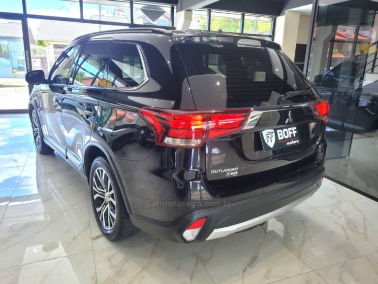 MITSUBISHI - OUTLANDER - 2015/2016 - Preta - R$ 108.900,00