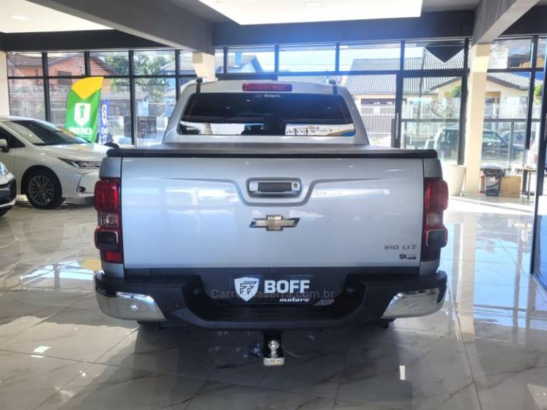 CHEVROLET - S10 - 2014/2014 - Prata - R$ 104.900,00